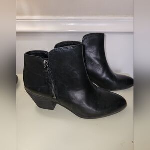 Frye Black Ankle Boots with Chunky Heel and Smooth Leather